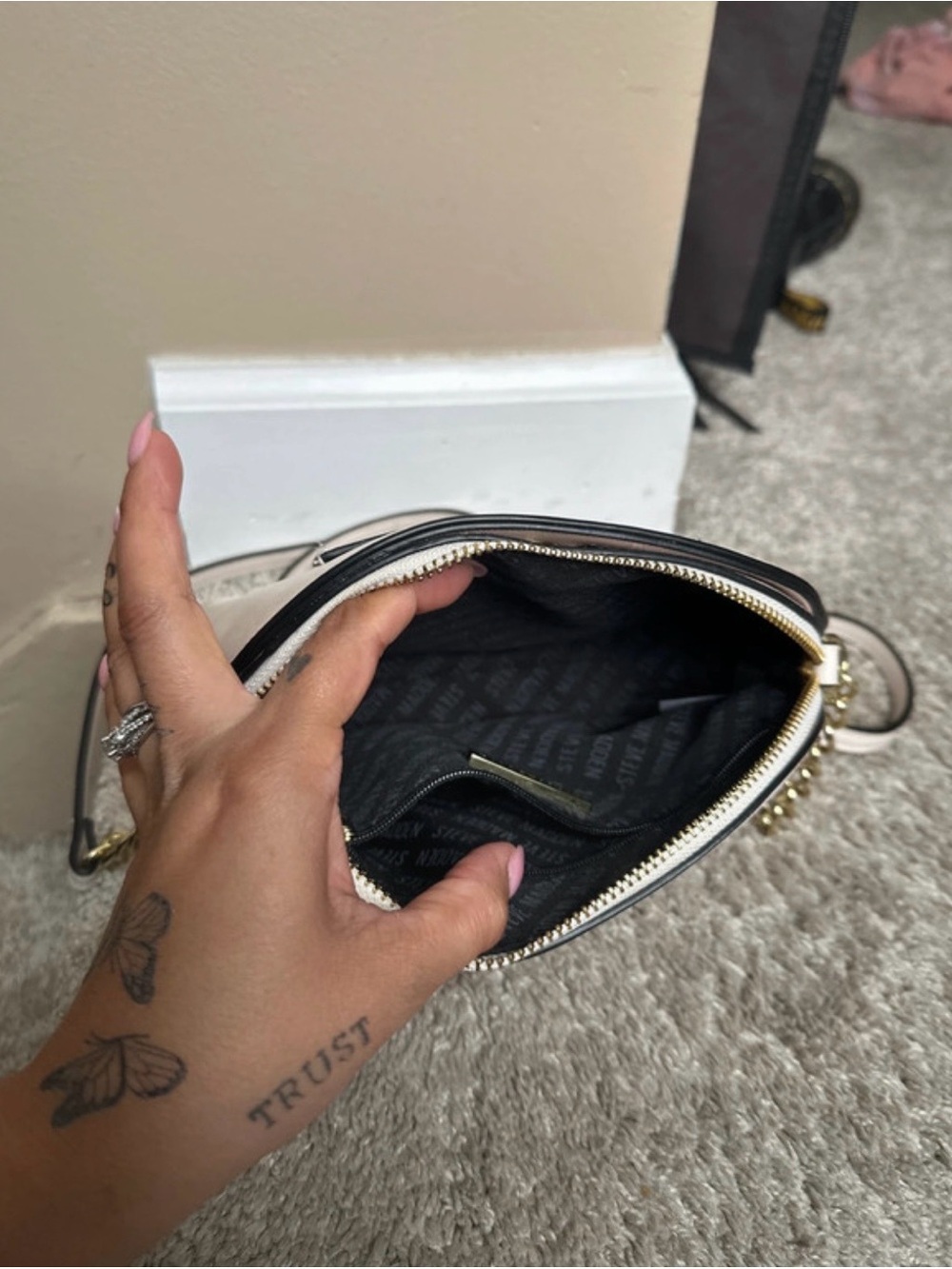 Steve Madden White Crossbody Bag with Gold Hardware - Picture 4 of 4